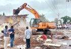 Gairan Land Maharashtra | खेडमध्ये बुलडोझरची धडक! व्यावसायिक मिळकतींवर मोठी कारवाई; खराबवाडीत अतिक्रमण हटाव सुरू
