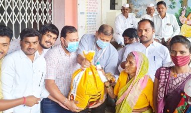 भांबोलीच्या एपीएम कंपनीकडून शेलू येथील आदिवशींना अत्यावश्यक किराणा किटचे वाटप : संतोष पडवळ