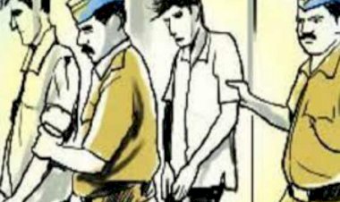 शस्त्र बाळगल्या प्रकरणी पोलिसांकडून दोघांना अटक