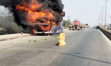 Chakan bus fire | चाकण औद्योगिक वसाहतीत PMPML इलेक्ट्रिक बसला आग; ५० प्रवासी सुखरूप, बस जळून खाक