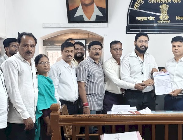 justice for journalists | खेड तालुका पत्रकार संघाचे निवेदन : आंदोलनातील दगडफेकीत जखमी पत्रकारांना न्याय देण्याची मागणी..!