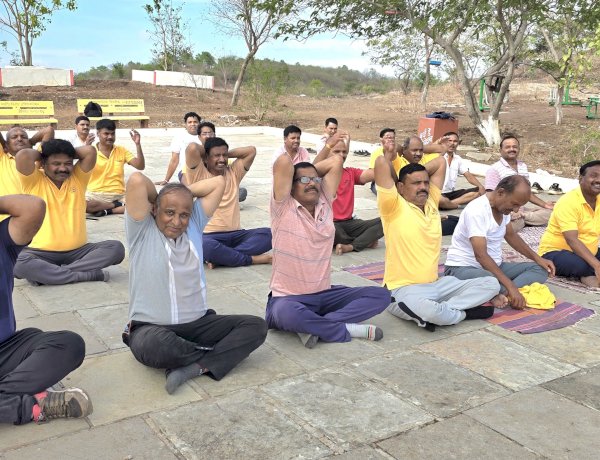National yoga day | आंतरराष्ट्रीय योग दिनानिमित्त ढुम्या डोंगरावर योगासने, प्राणायाम; उत्साहात योग दिन साजरा