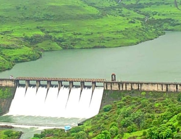 Kalmodi Dam overflow | कळमोडी धरण १०० टक्के भरले; सांडव्यावरून अनियंत्रित विसर्ग सुरू, नदीकाठच्या नागरिकांना सतर्कतेचा इशारा