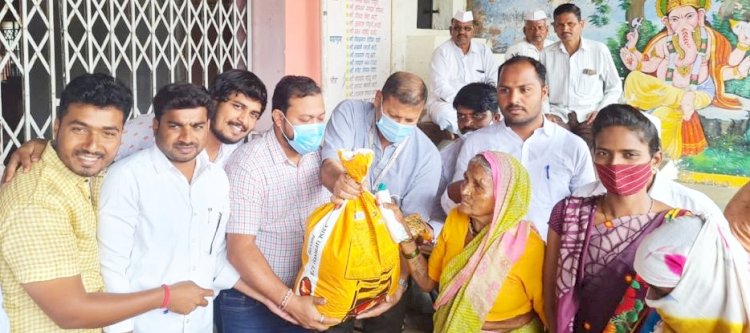भांबोलीच्या एपीएम कंपनीकडून शेलू येथील आदिवशींना अत्यावश्यक किराणा किटचे वाटप : संतोष पडवळ