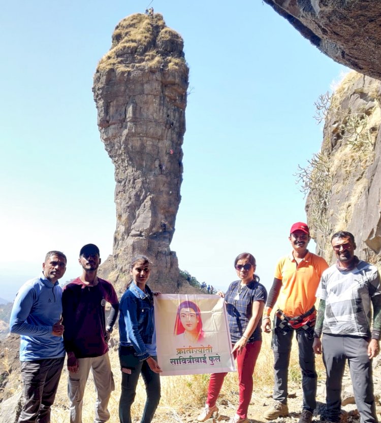 वजीर सुळक्यावर तिरंगा फडकावून  सावित्रीबाईंना वंदन