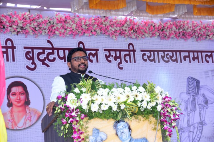 समाजाला चिकित्सक, विज्ञानवादी तरुणांची गरज  - अमोल मिटकरी