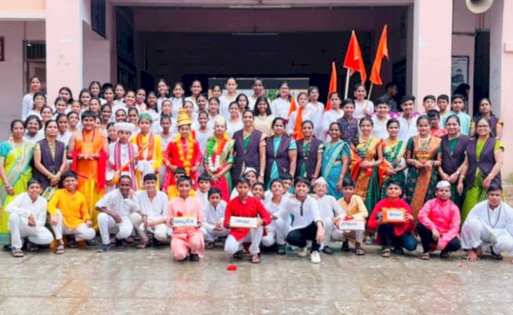 Rajgurungar | इंग्रजी मध्यामिक विद्यालयात गुरुपौर्णिमा निमित्ताने ग्रंथदिंडीचे आयोजन