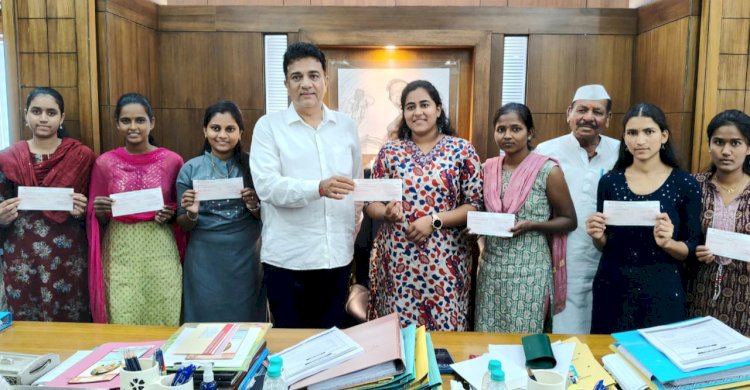 HRM college | पवार पब्लिक चॅरिटेबल ट्रस्टतर्फे २ लाख ९३ हजारांच्या शिष्यवृत्तीचे वाटप 