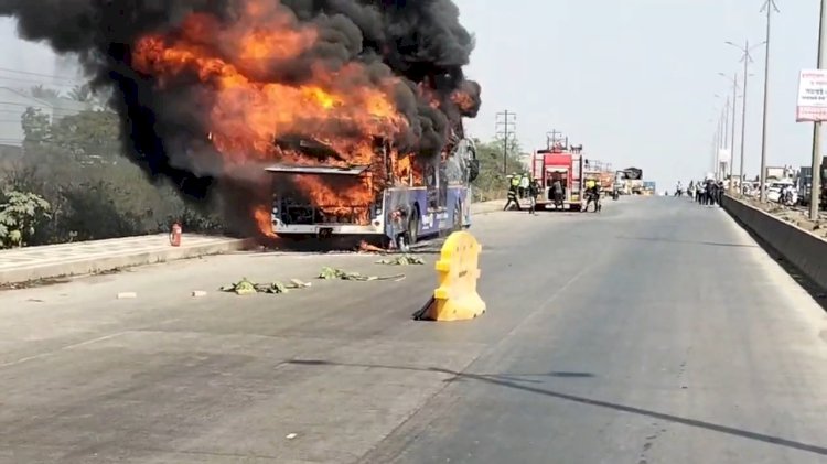 Chakan bus fire | चाकण औद्योगिक वसाहतीत PMPML इलेक्ट्रिक बसला आग; ५० प्रवासी सुखरूप, बस जळून खाक